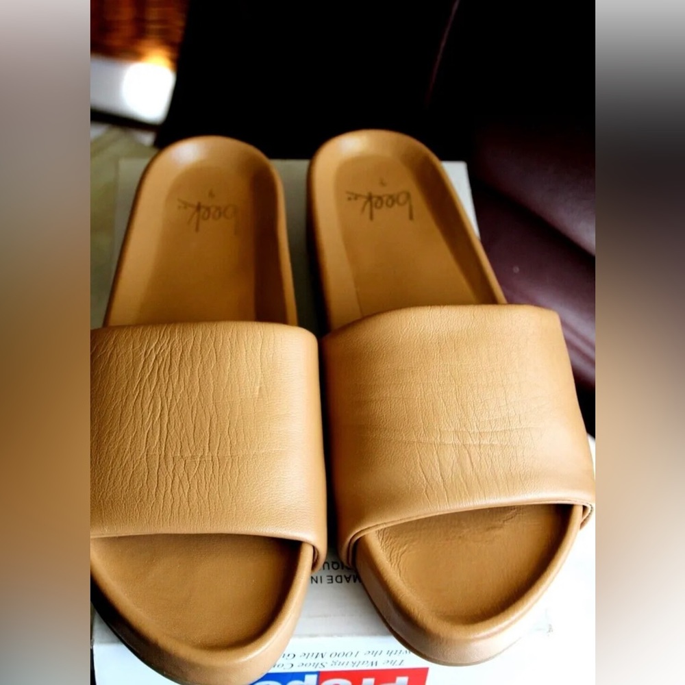 Beek Pellican women's slide leather sandals size-9 M,